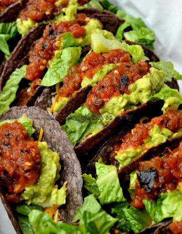 BEYOND MEAT SUPER BLUE CORN TACOS CON GUACAMOLE